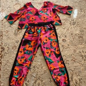Summer fun night out in this cute and colorful Bisou Bisou pant set.